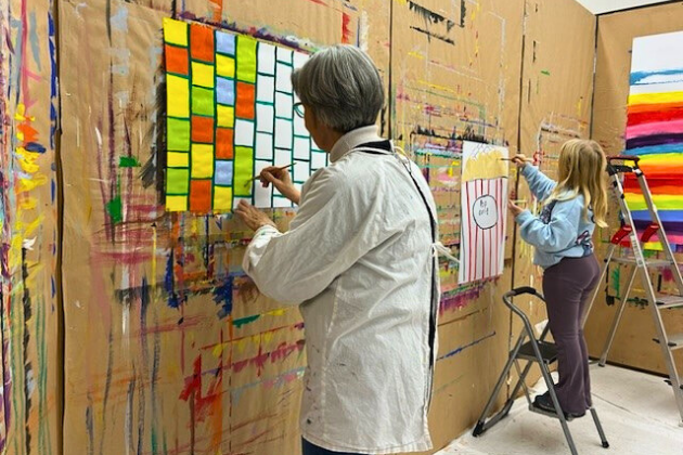 Eine &auml;ltere Frau und ein Kind auf einer Leiter im Malort des Soziokulturzentrums Stroetmanns Fabrik in Emsdetten