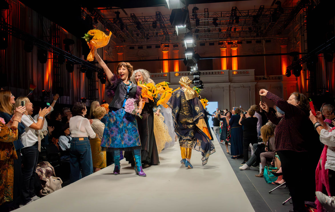 &Auml;ltere Menschen pr&auml;sentieren originelle Upcycling-Modell auf dem Laufsteg der Vienna Fashion Week.