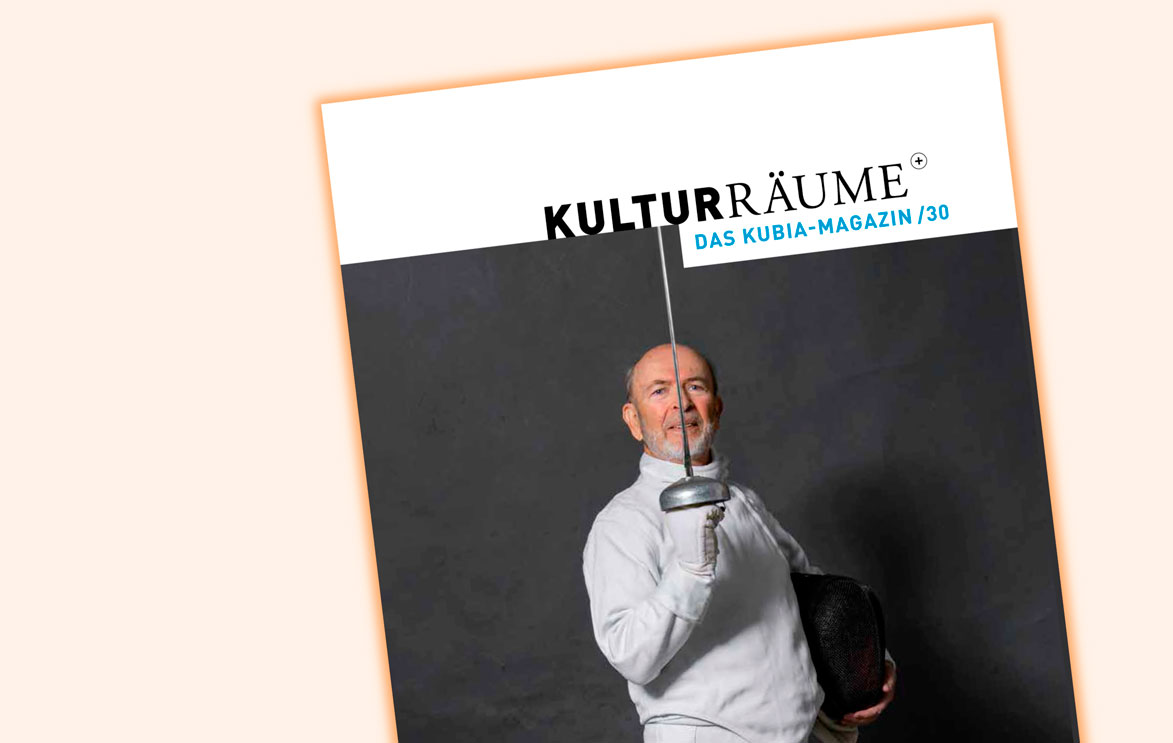 Die Grafik bildet das Cover des kubia-Magazin Kulturr&auml;ume+ Nr. 30 im Anschnitt ab. Das Titelfoto zeigt einen &auml;lteren Mann im Fechtanzug in aufrechtstehender Haltung. Er blickt geradeaus und h&auml;lt einen Degen so in der Hand, dass die Klinge sich senkrecht vor seiner Nase befindet.